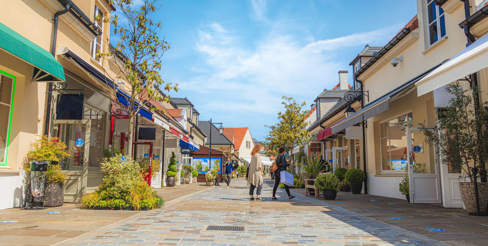 Luxury boutiques at Vallée Village Paris - Private shuttle service from Charles de Gaulle Airport