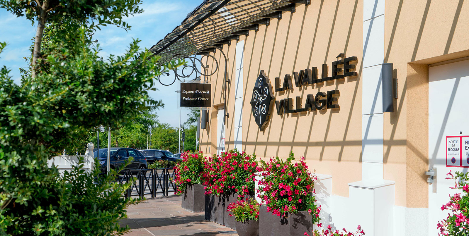 Designer outlet shopping Vallée Village - Door-to-door airport transfers from Paris Orly and CDG