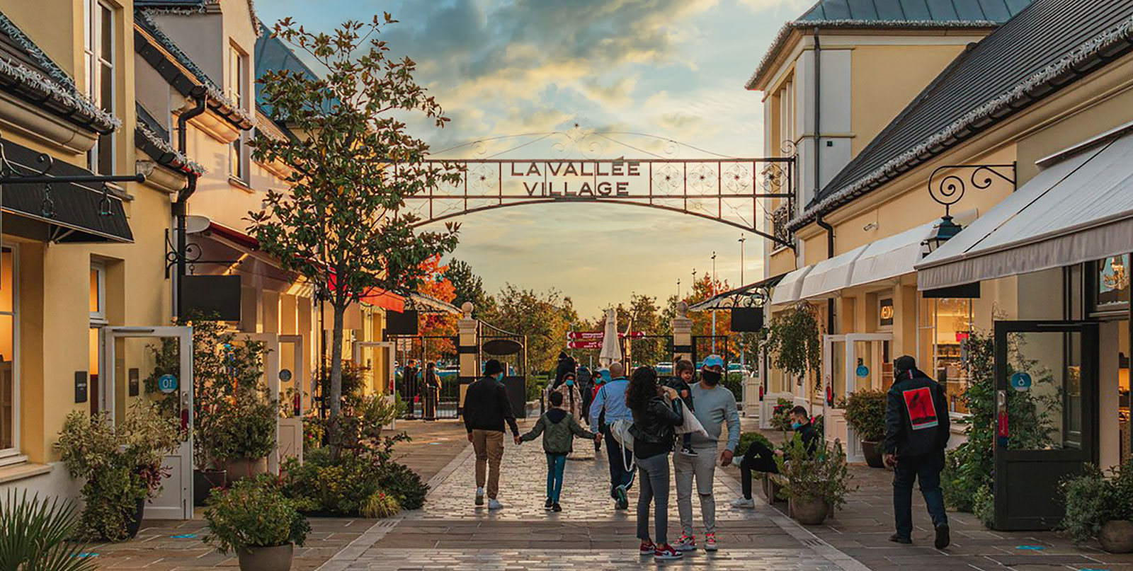 Premium shuttle service to Vallée Village designer outlet - Easy Go Shuttle Paris airport transportation