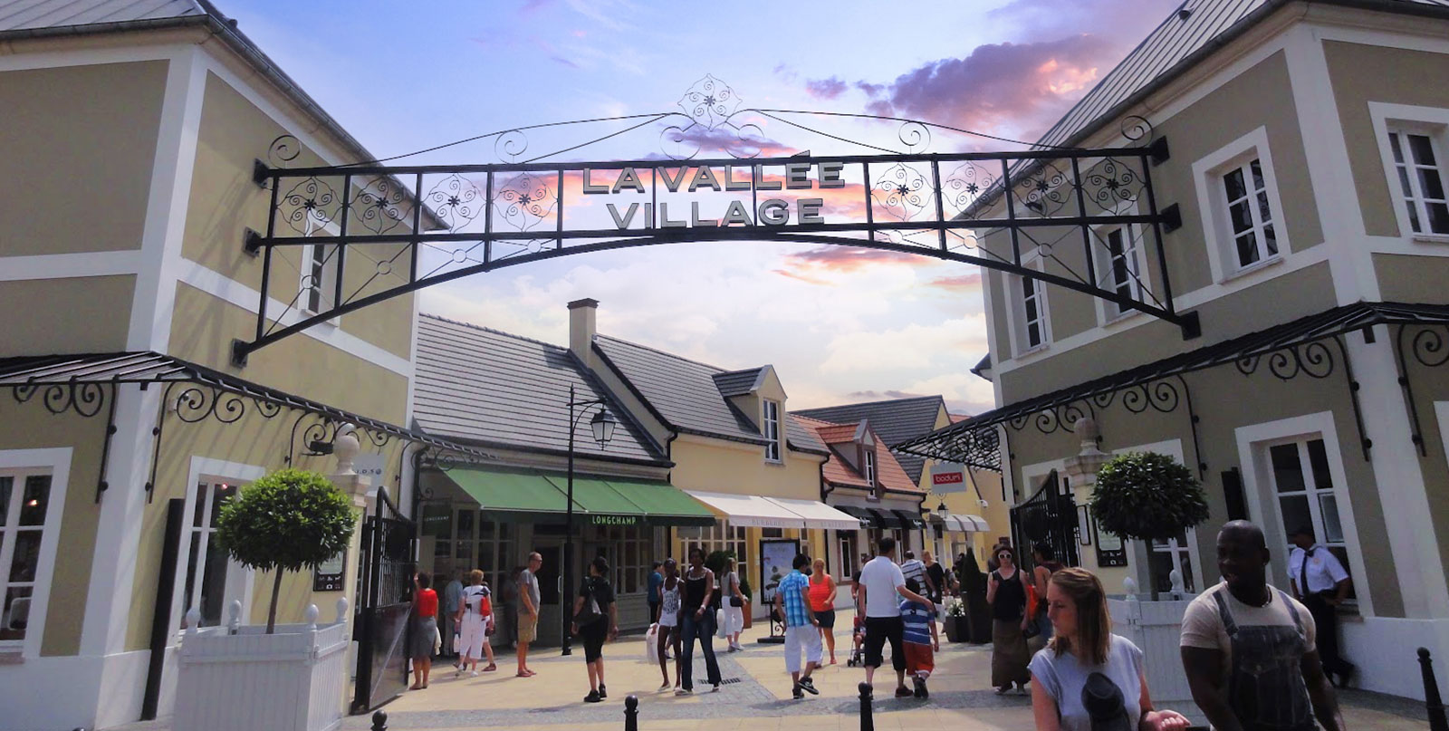 Exclusive shopping experience Vallée Village - Private transfer from Beauvais airport with Easy Go Shuttle